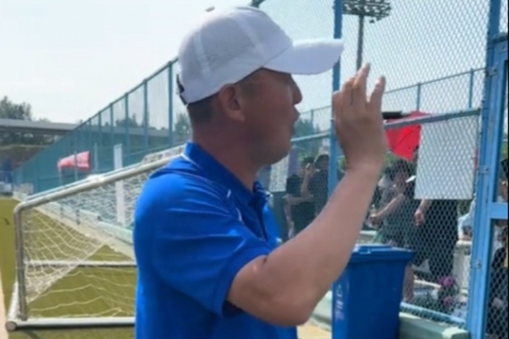 九游娱乐下载-小孩子领背心没说谢谢，孙继海：先做好人然后才是踢球，我想坚持