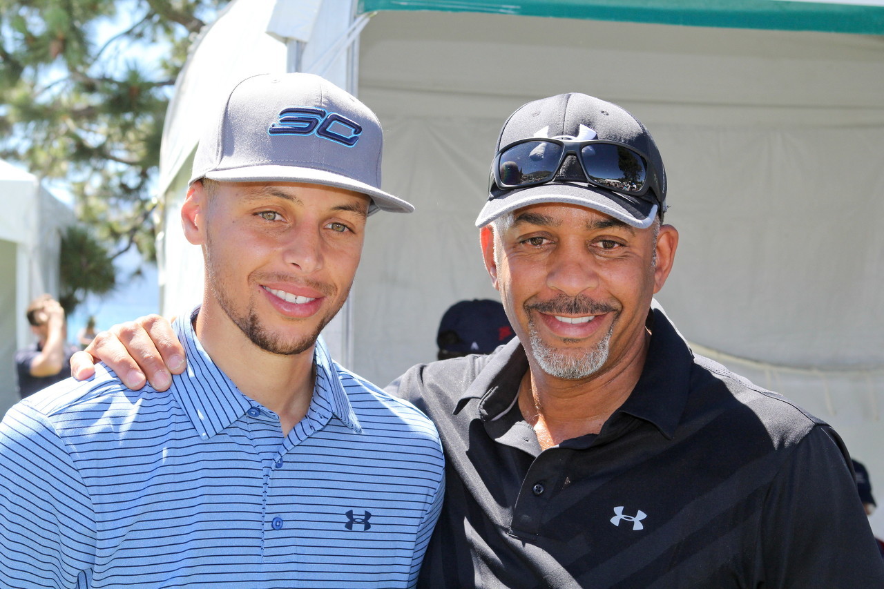 九游娱乐官方网站-库里谈黄蜂即将退役父亲球衣:这非常特别 期待现场见证这一刻