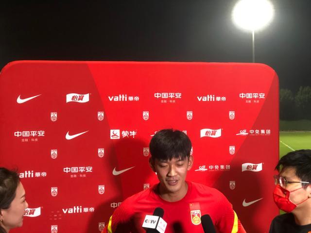 九游官网-颜骏凌带10副手套征战12强赛：物质心理都做好准备